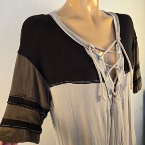 BKE Women's Color Block Lace‎ Up Tunic Top Short Sleeve Black Gray Size Small